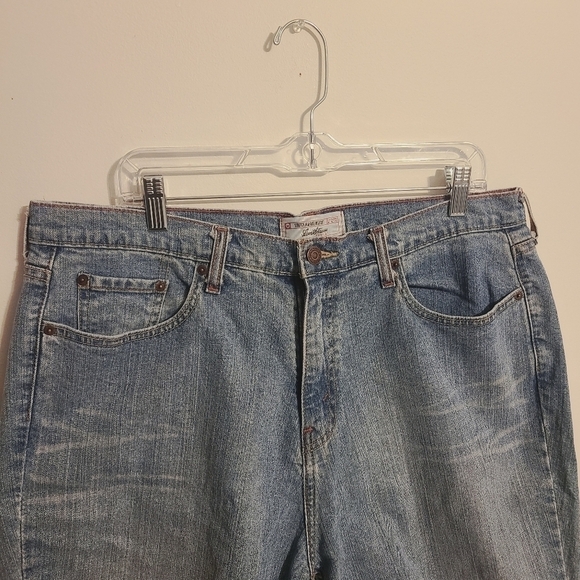 Levi's | Women's Mid Rise Medium Rinse Stretch Denim Shorts (Size 20W Short) - Picture 3 of 13